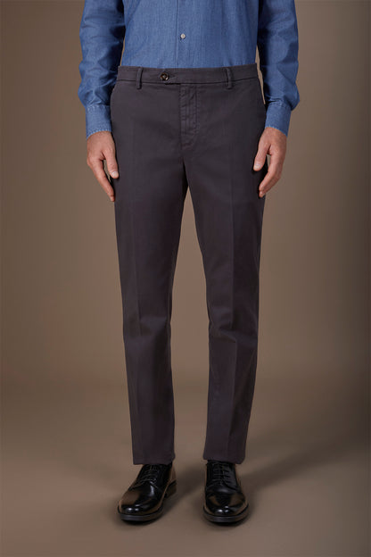 Classic men's chinos in regular fit with stretch twill construction