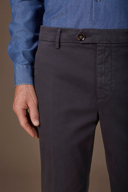 Classic men's chinos in regular fit with stretch twill construction