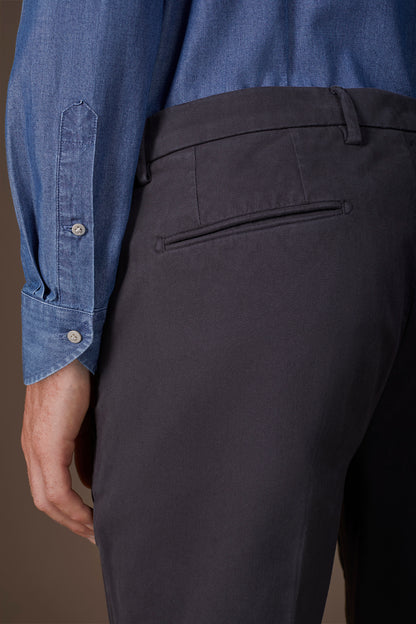 Classic men's chinos in regular fit with stretch twill construction