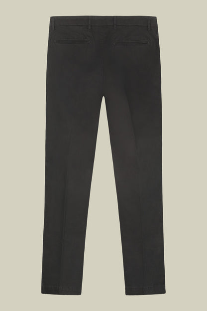 Classic men's chinos in regular fit with stretch twill construction