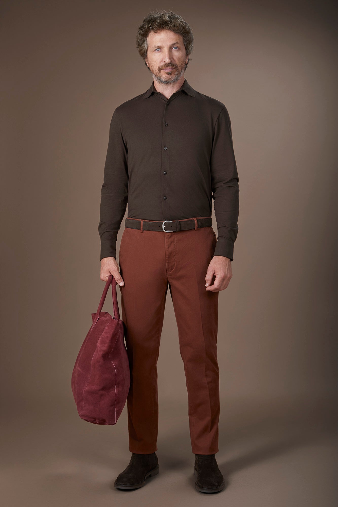 Classic men's chinos in regular fit with stretch twill construction