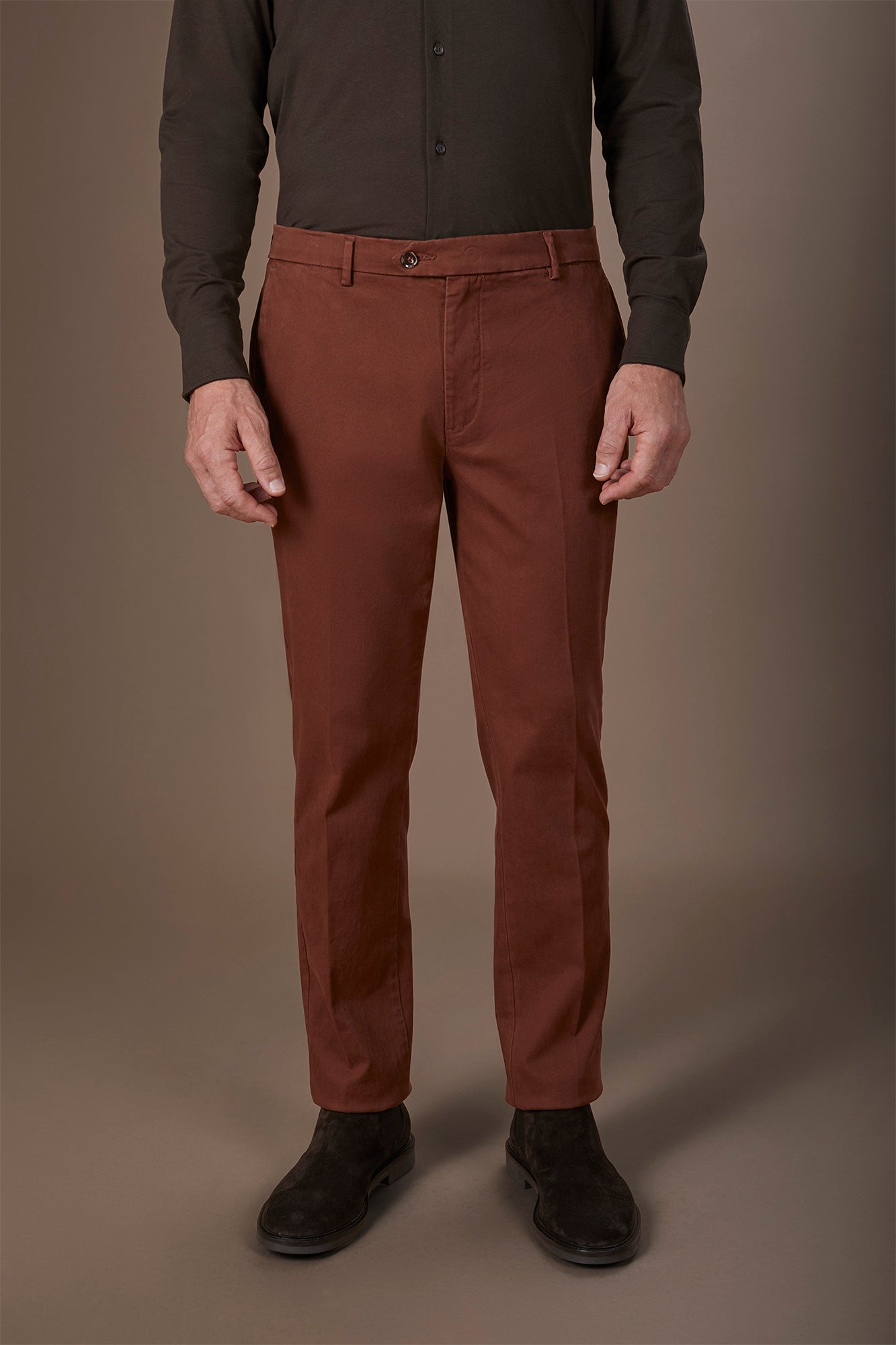 Classic men's chinos in regular fit with stretch twill construction