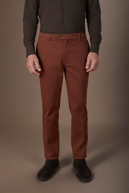 Classic men's chinos in regular fit with stretch twill construction