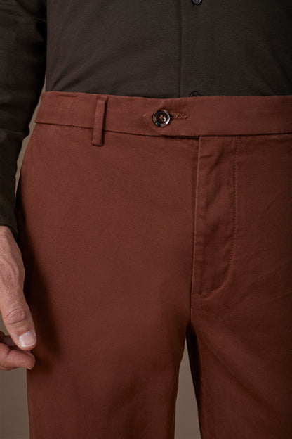 Classic men's chinos in regular fit with stretch twill construction