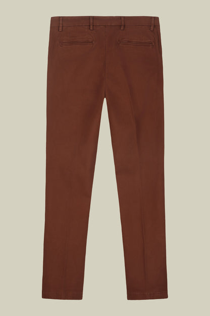 Classic men's chinos in regular fit with stretch twill construction