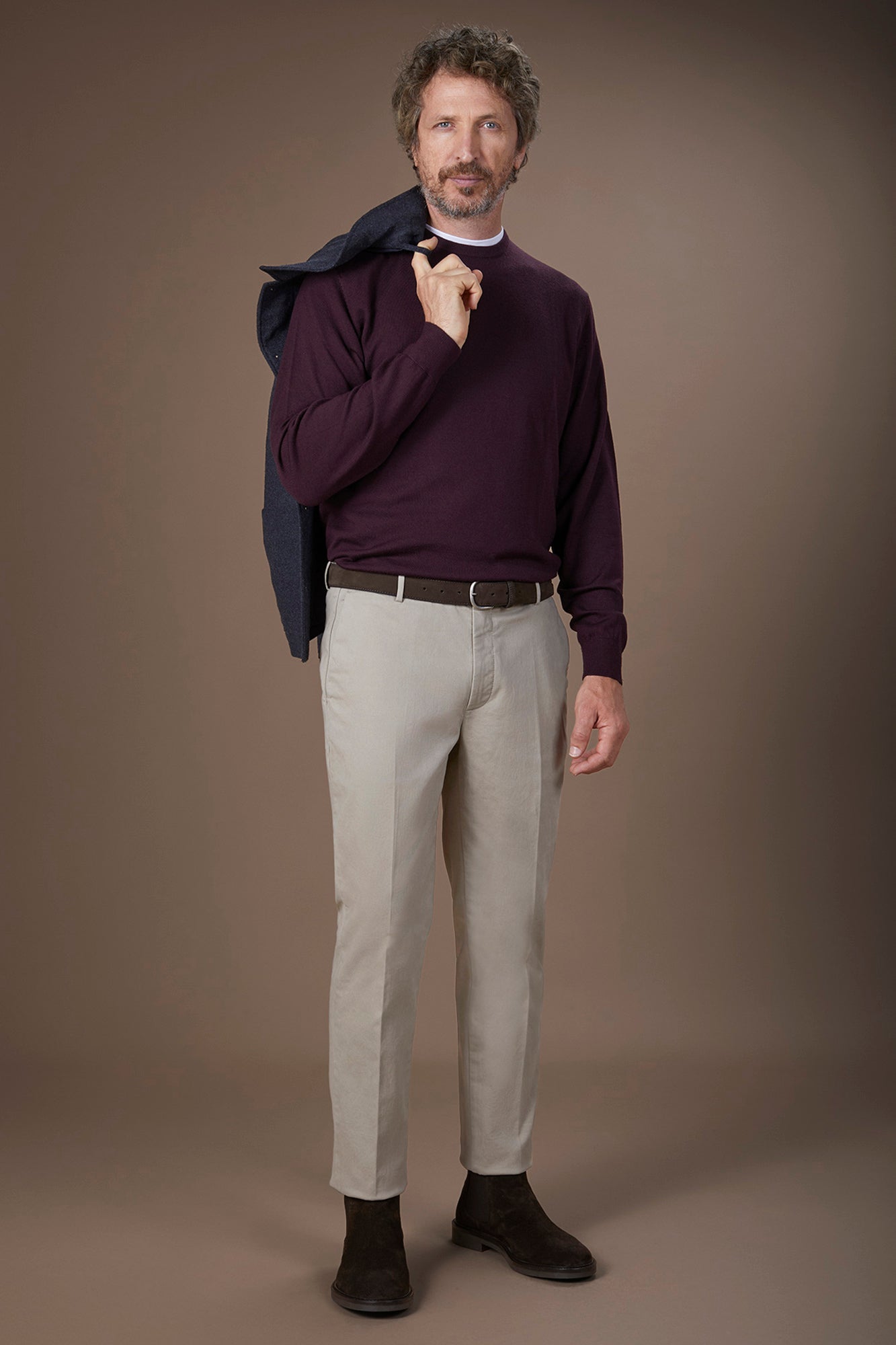 Classic men's chinos in regular fit with stretch twill construction