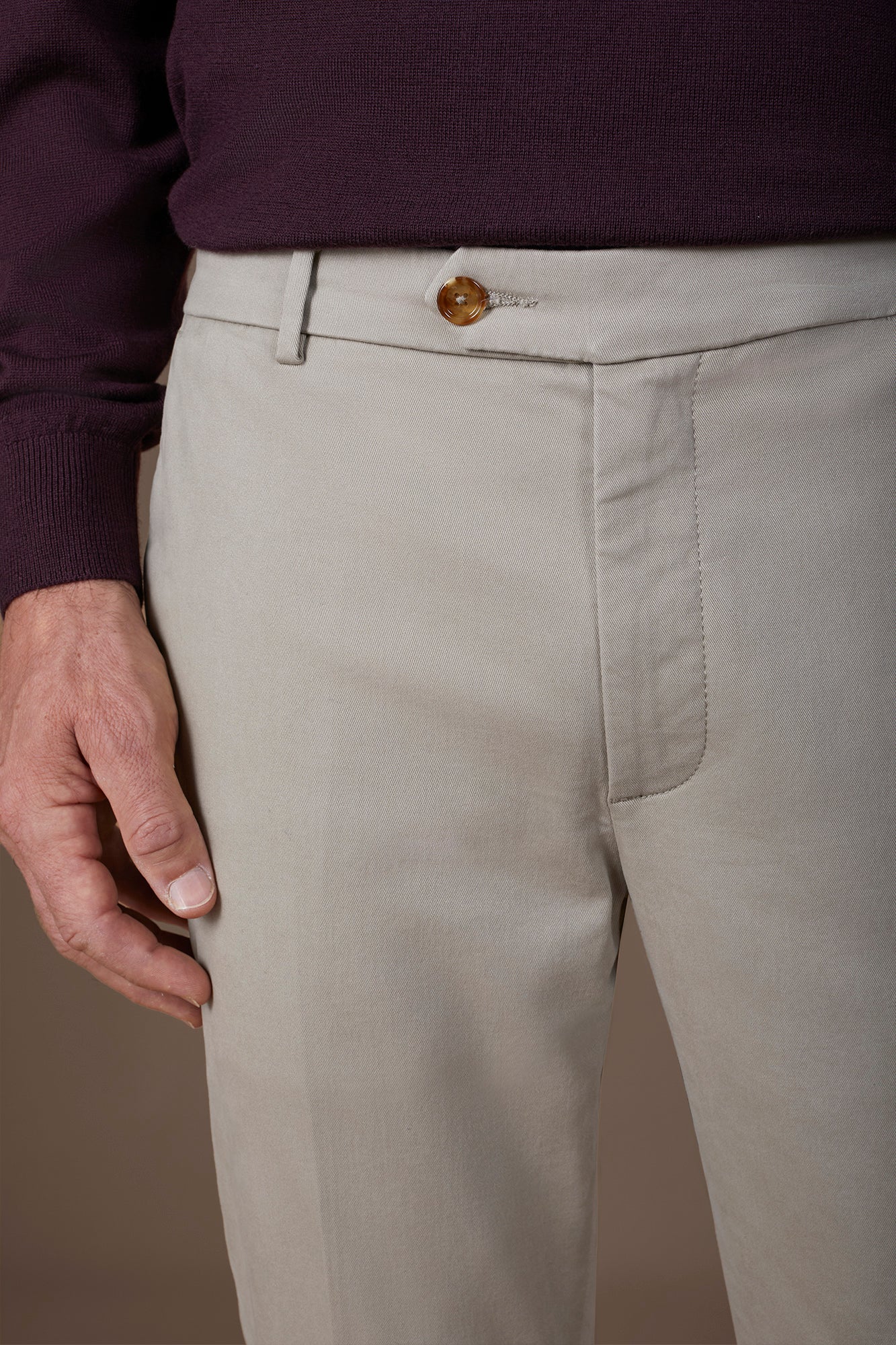 Classic men's chinos in regular fit with stretch twill construction