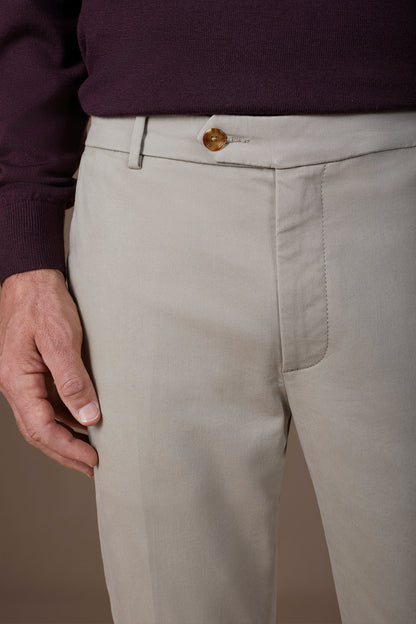 Classic men's chinos in regular fit with stretch twill construction