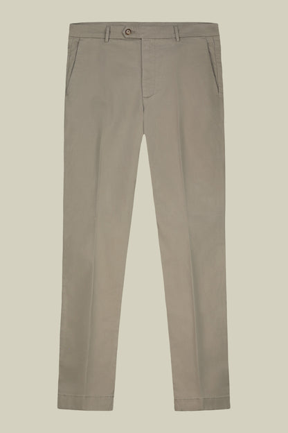 Classic men's chinos in regular fit with stretch twill construction