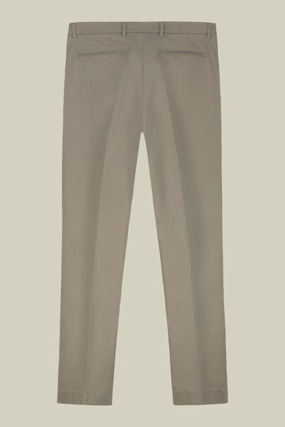 Classic men's chinos in regular fit with stretch twill construction