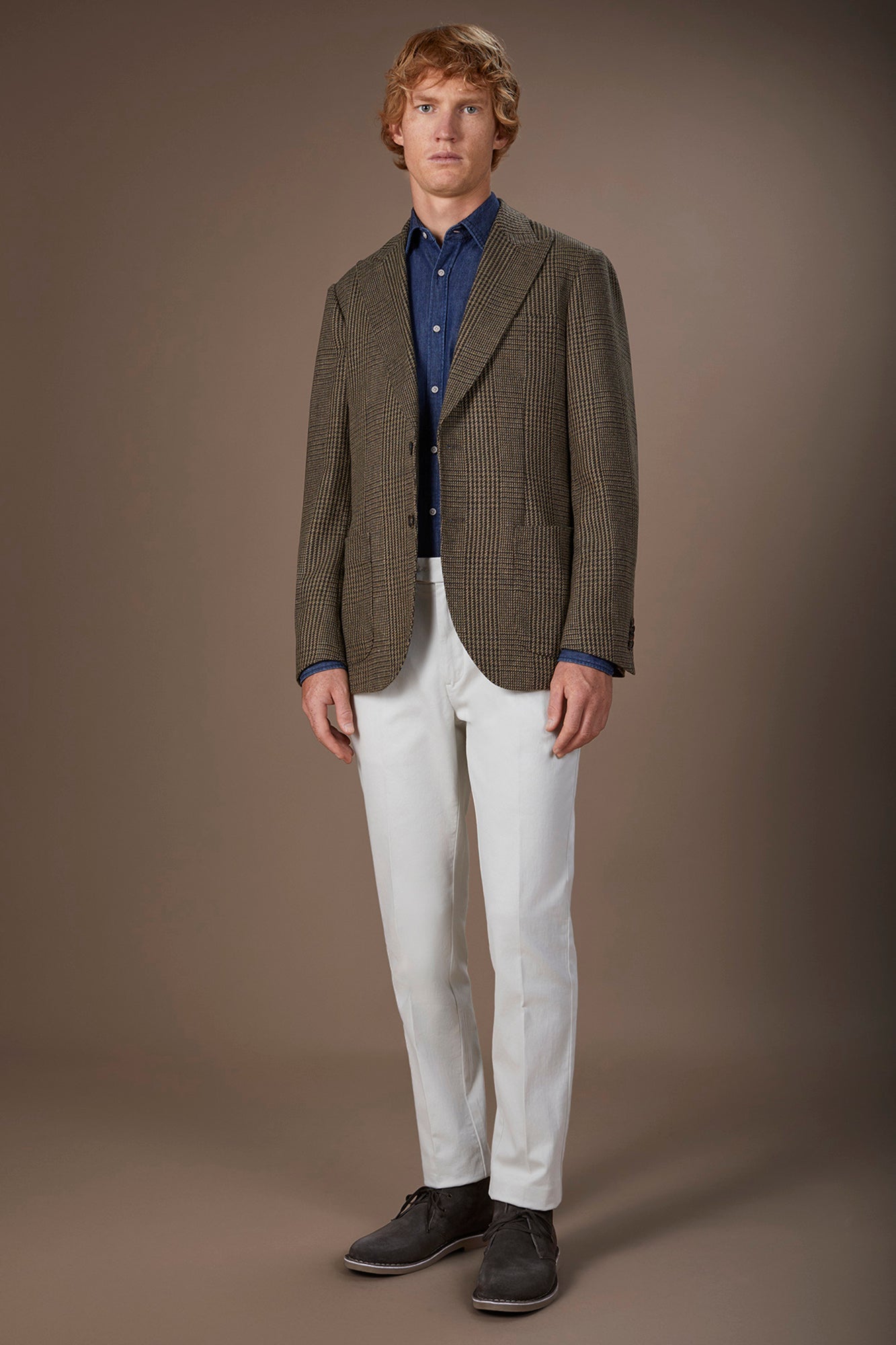 Classic men's chinos in regular fit with stretch twill construction