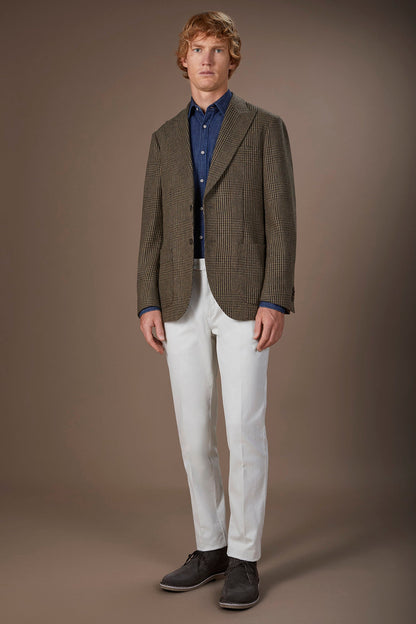 Classic men's chinos in regular fit with stretch twill construction