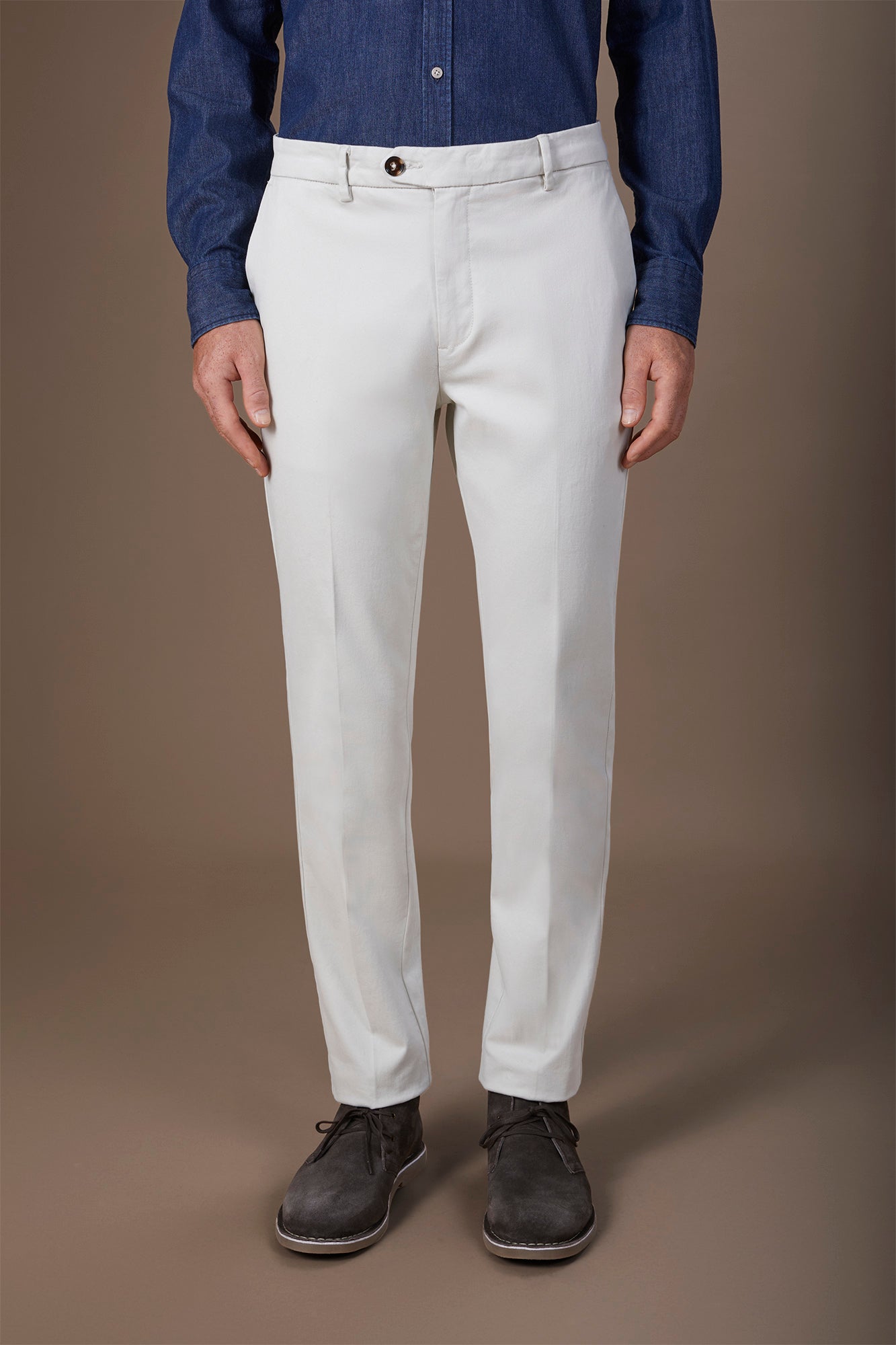 Classic men's chinos in regular fit with stretch twill construction