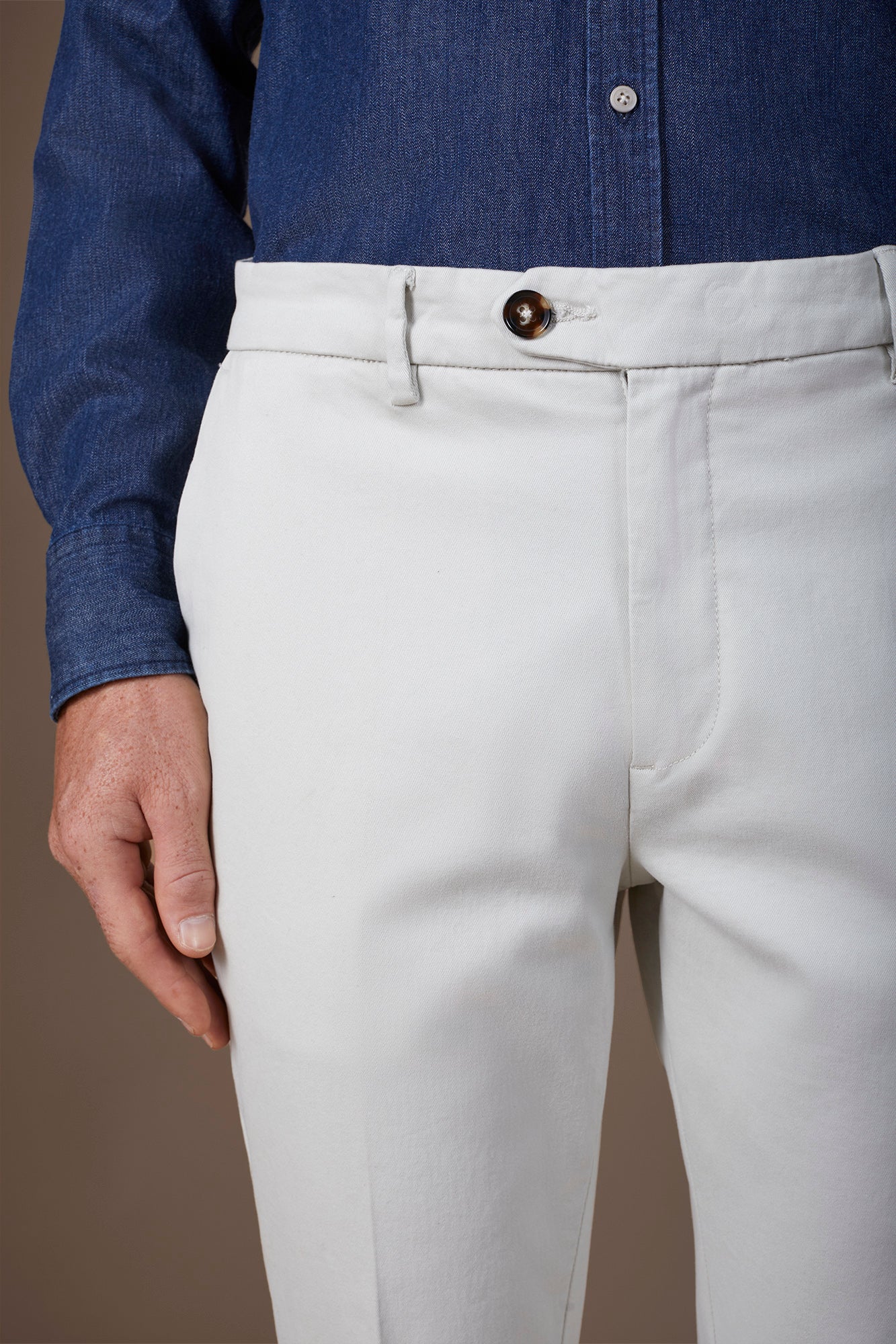 Classic men's chinos in regular fit with stretch twill construction