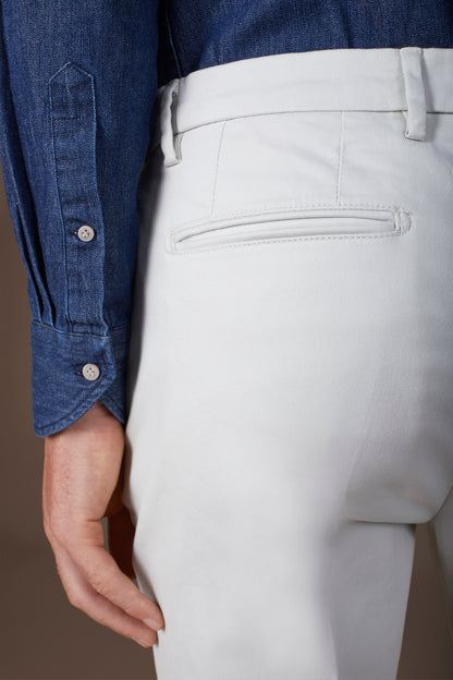 Classic men's chinos in regular fit with stretch twill construction