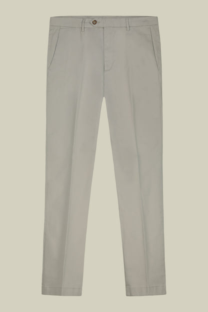 Classic men's chinos in regular fit with stretch twill construction