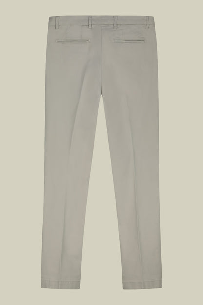 Classic men's chinos in regular fit with stretch twill construction