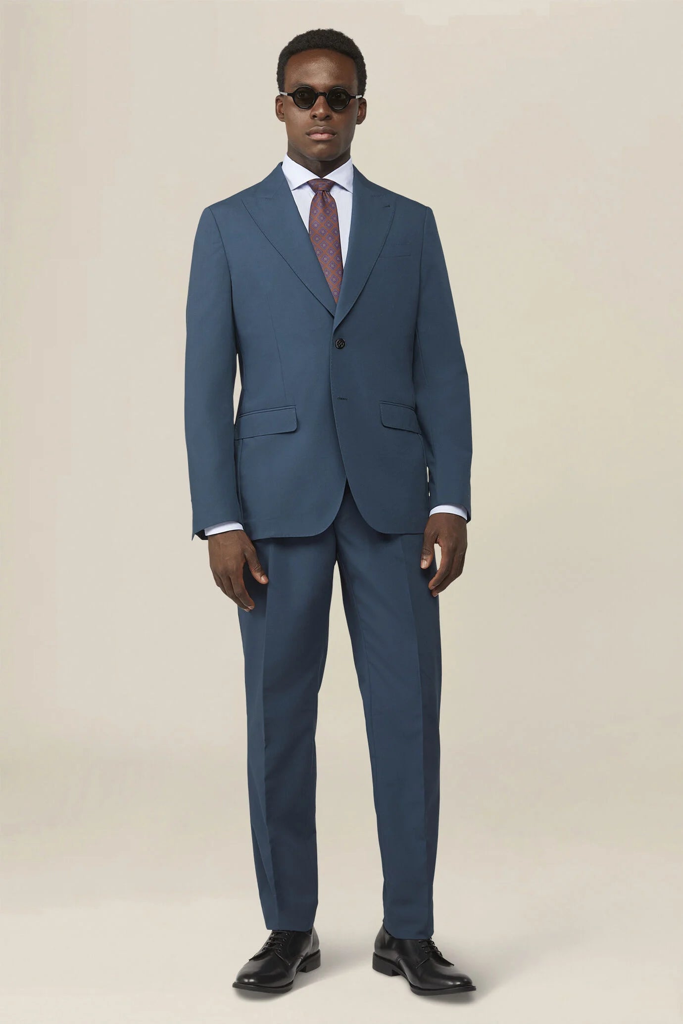 Plain men's suit with regular fit peak lapel jacket