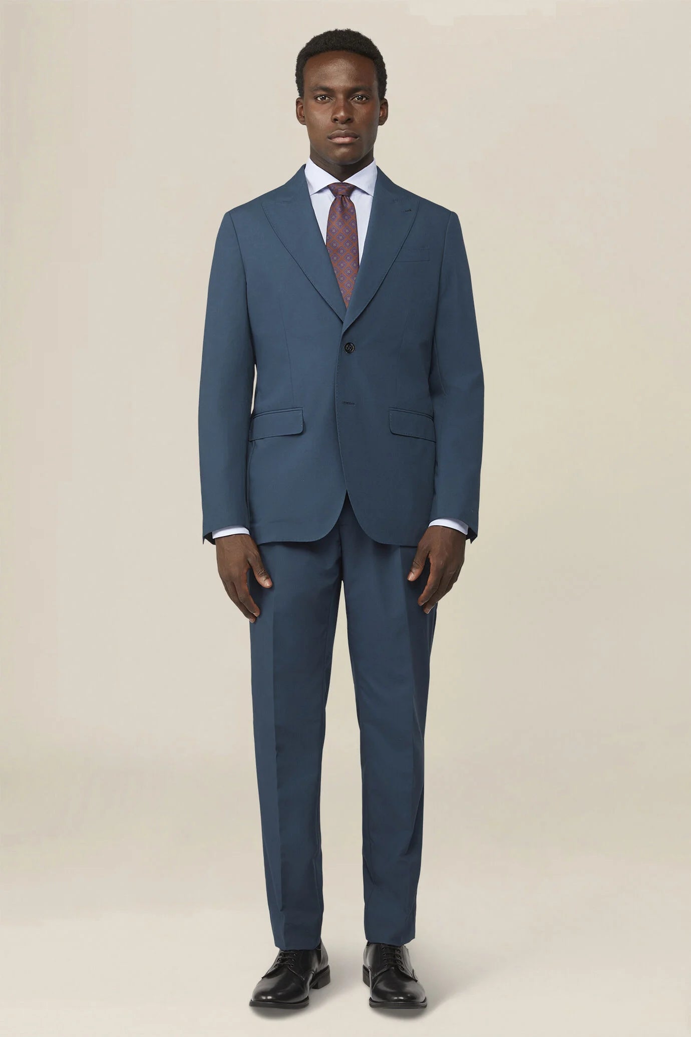 Plain men's suit with regular fit peak lapel jacket