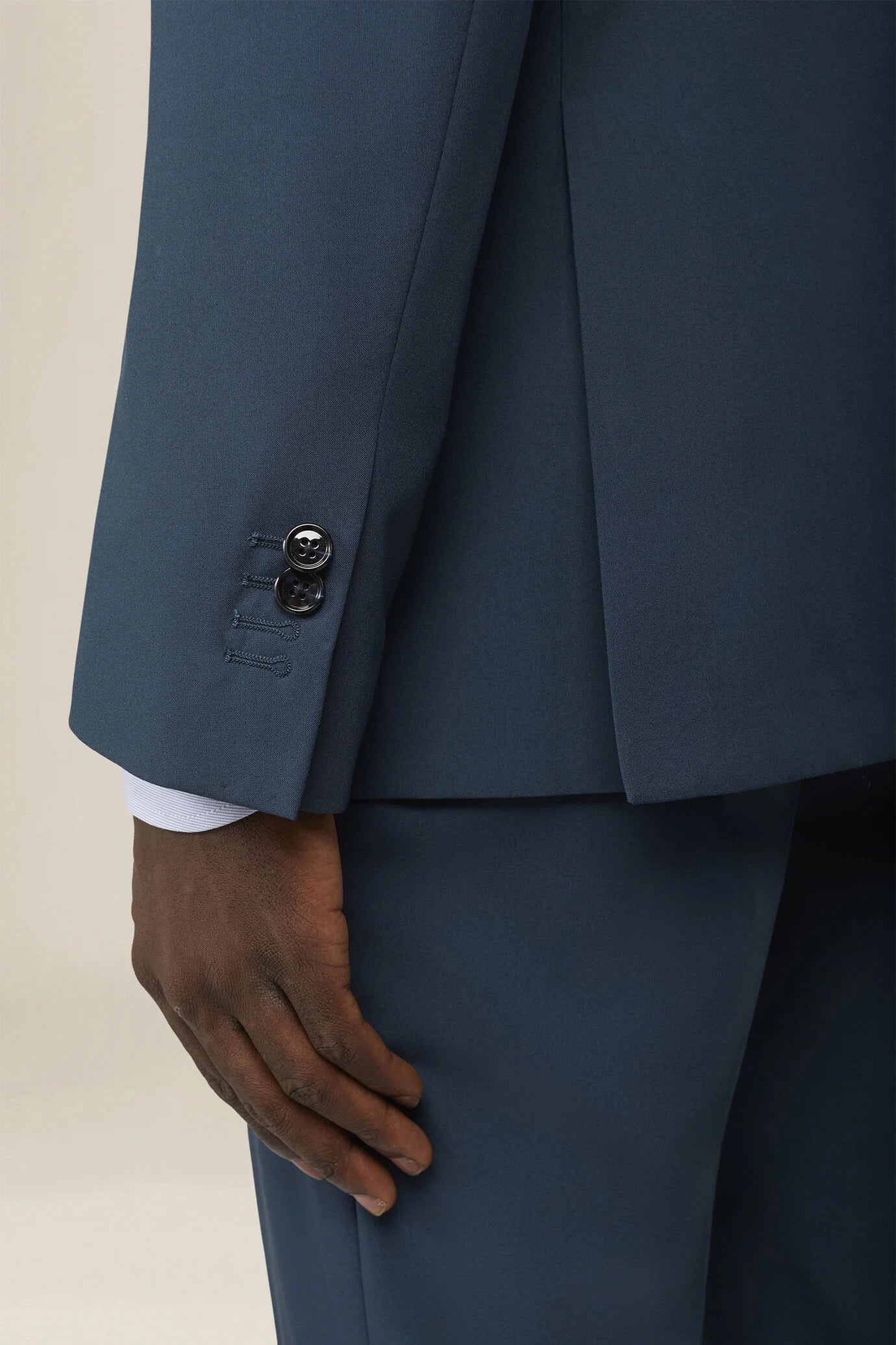 Plain men's suit with regular fit peak lapel jacket