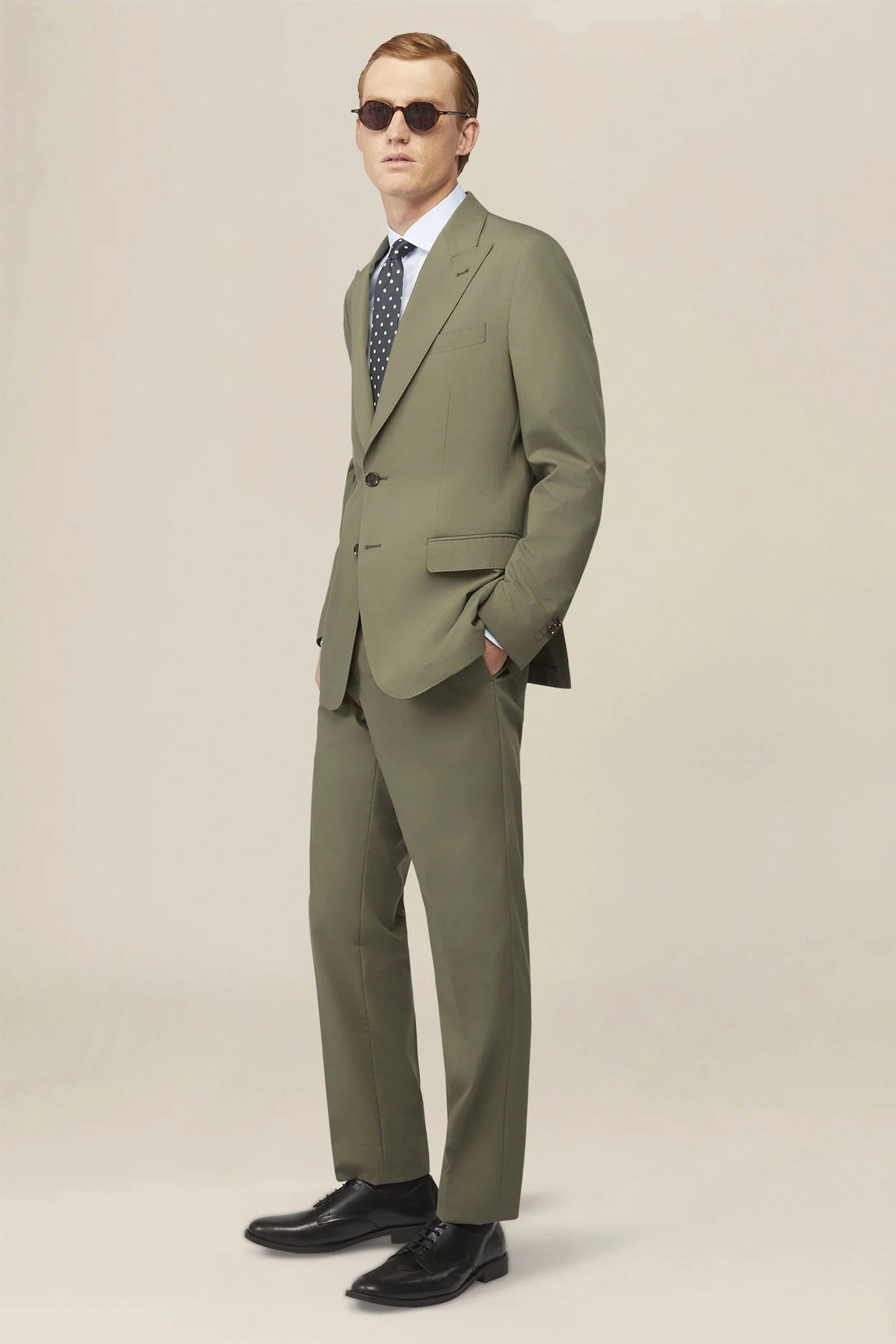 Plain men's suit with regular fit peak lapel jacket