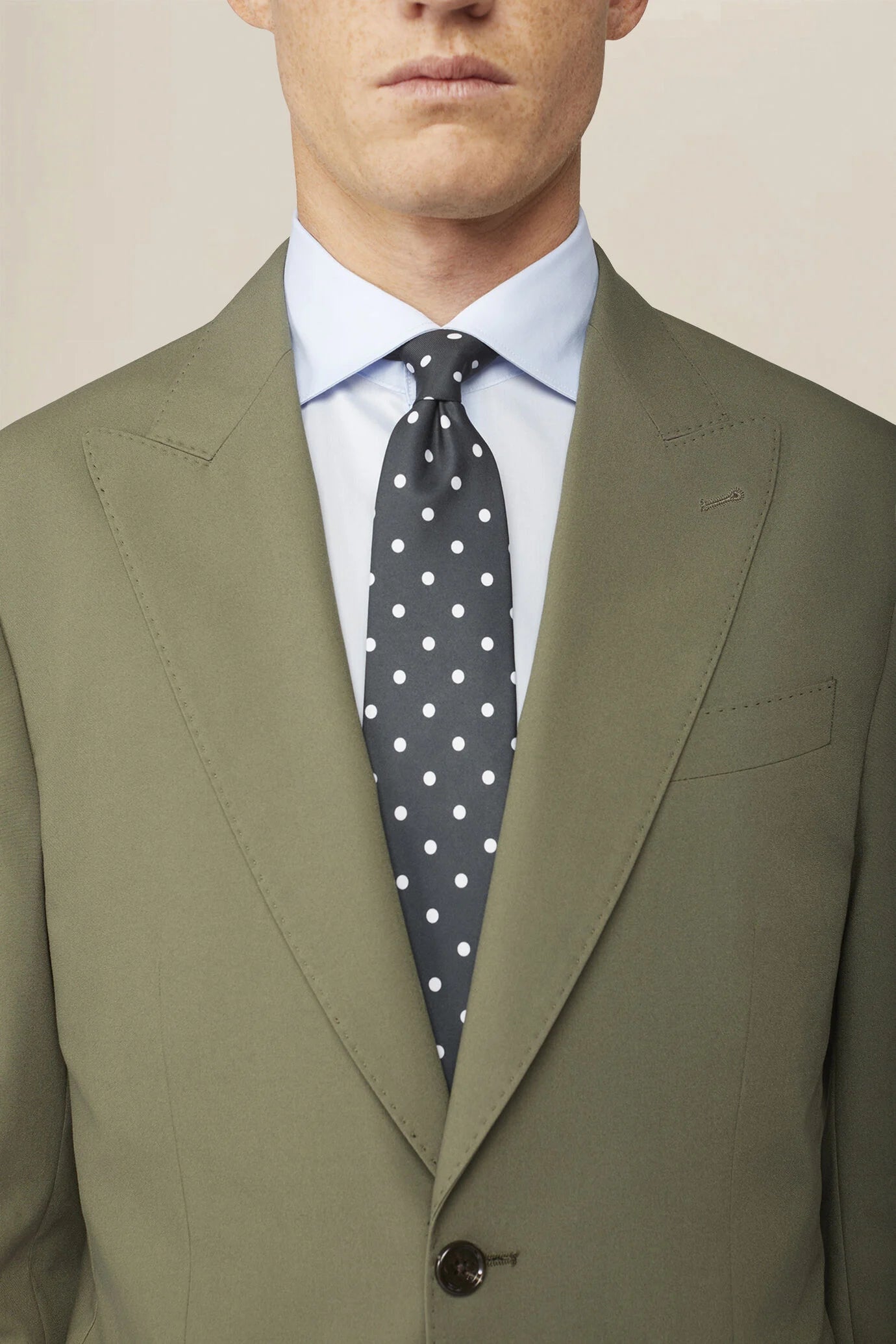 Plain men's suit with regular fit peak lapel jacket
