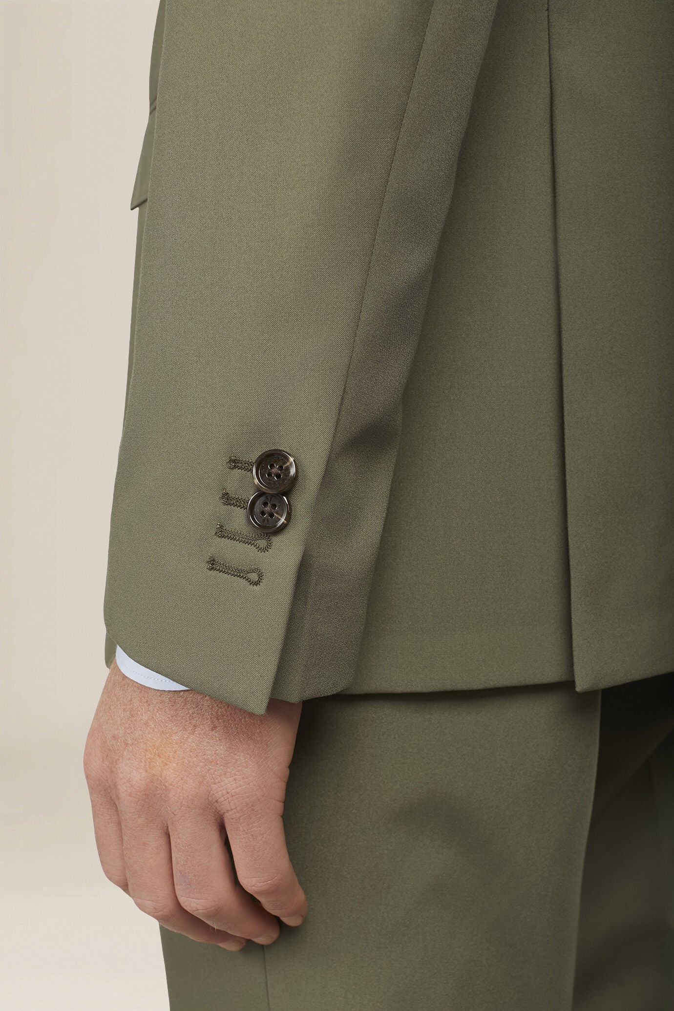 Plain men's suit with regular fit peak lapel jacket