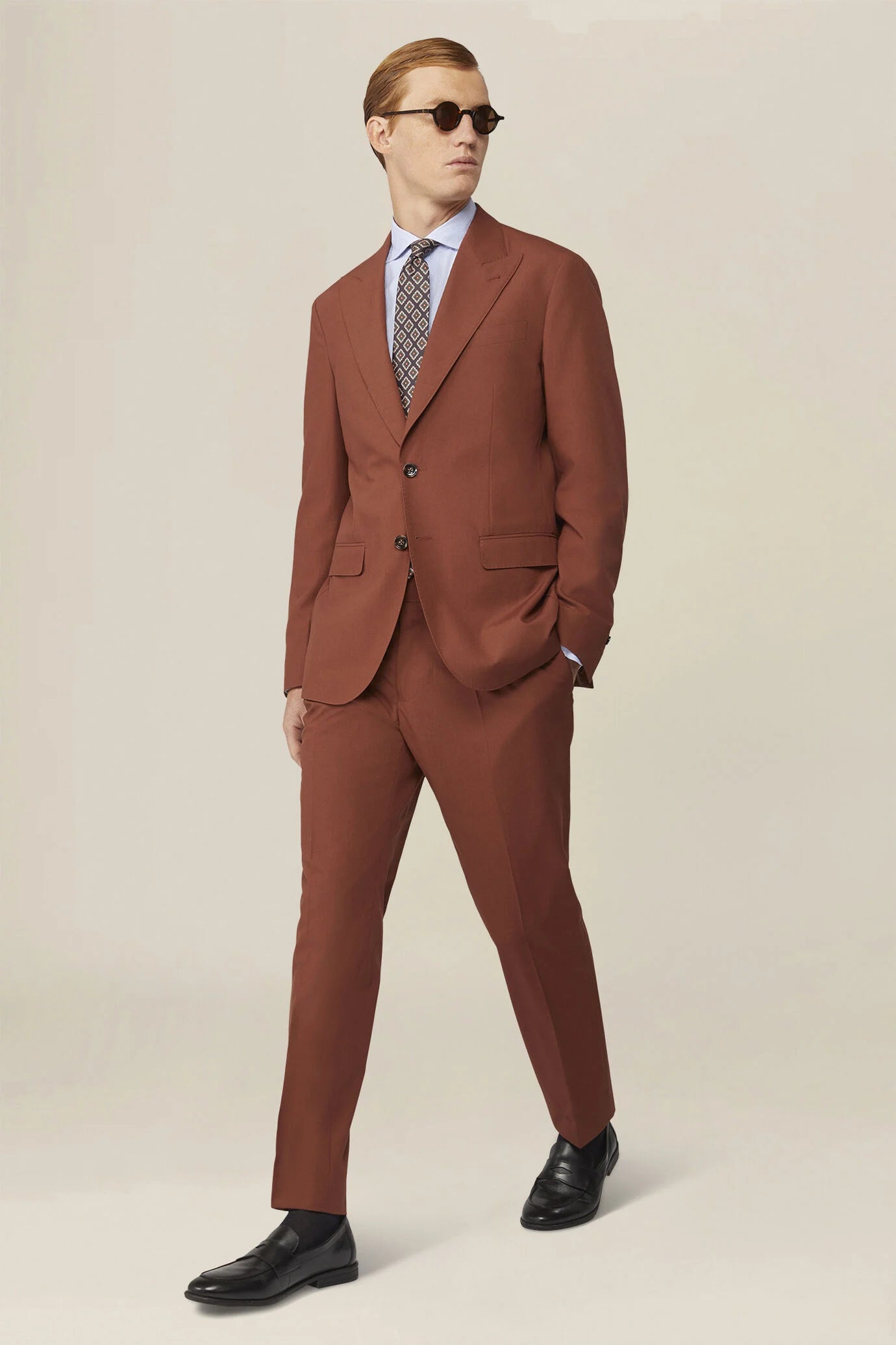 Plain men's suit with regular fit peak lapel jacket