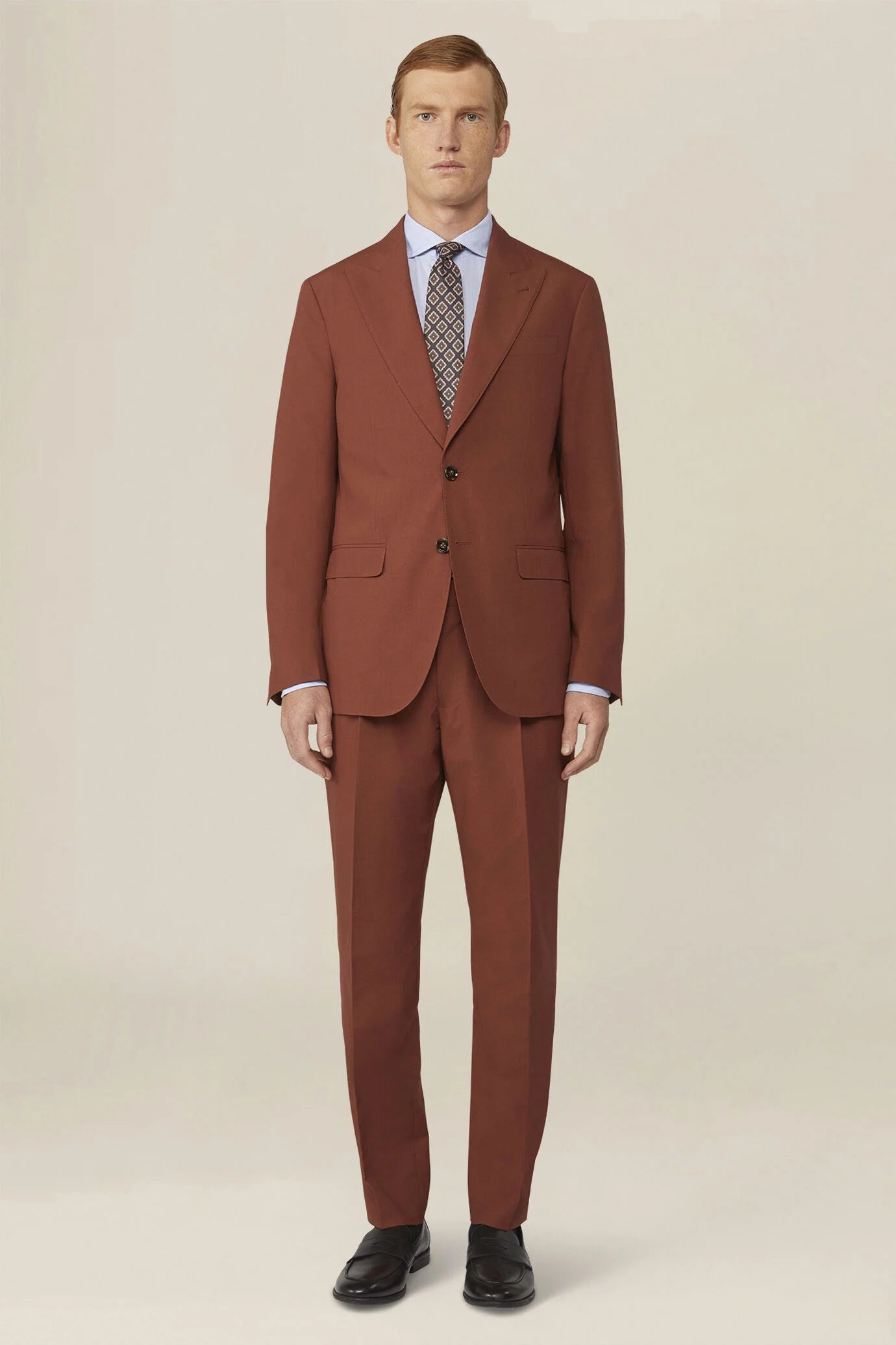 Plain men's suit with regular fit peak lapel jacket