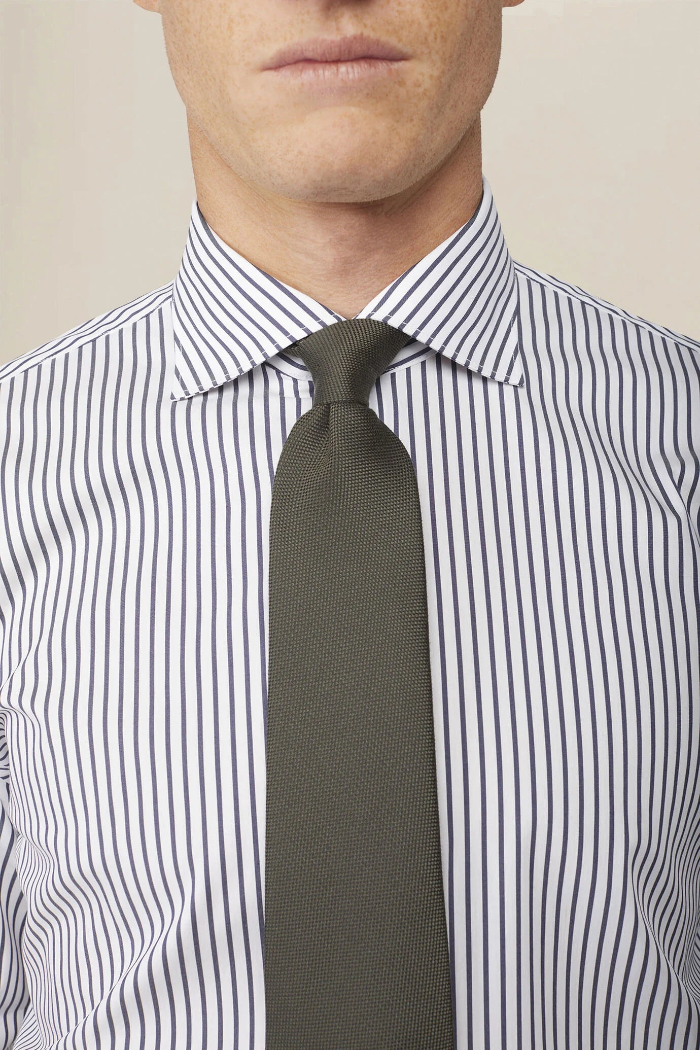 Solid-color men's tie
