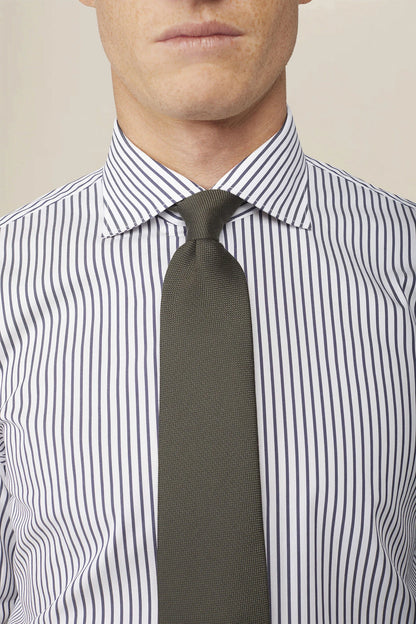 Solid-color men's tie