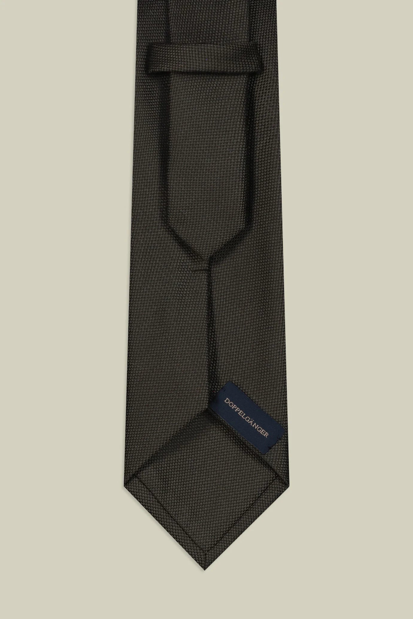 Solid-color men's tie