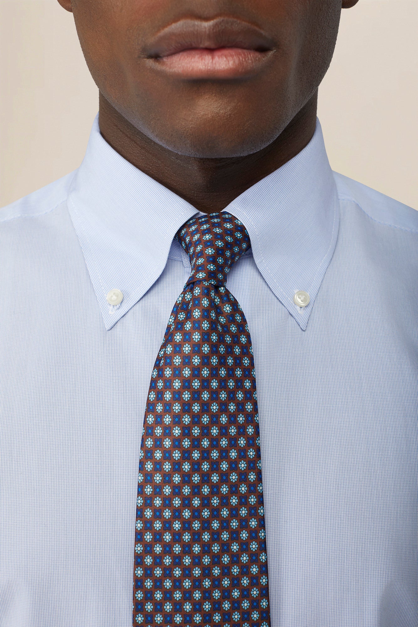 Men's tie with micro floral pattern in Brown by Doppelganger, Italian Classic;Timeless;Elegant;Formal;Essential made from Composition: 100% Polyester
Mood: Business, Wedding, Party-Night
Season: Spring/Summer 26
Type of fabric: Floral Print
Dimensions: 148x8x4cm
Gender: Male
Style: Classic, Timeless, Elegant, Formal, Essential