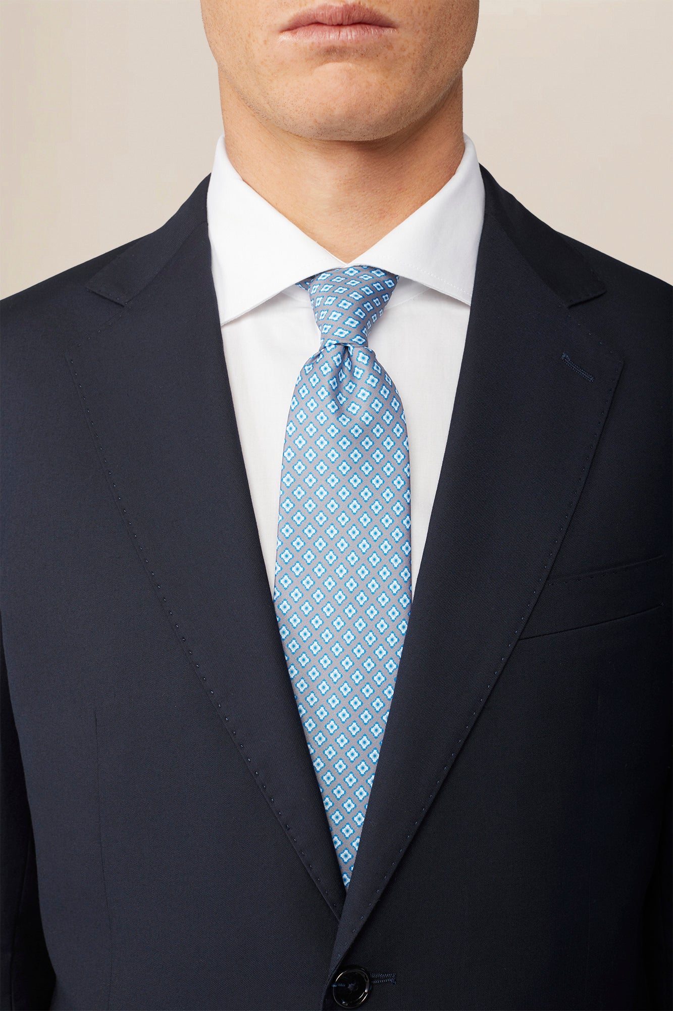 Men's tie with diamond print in Grey by Doppelganger, Italian Classic;Timeless;Elegant;Formal;Essential made from Composition: 100% Polyester
Mood: Business, Wedding, Party-Night
Season: Spring Summer 26
Tipo di tessuto: Geometric Pattern
Misure: 148x8x4cm
Gender: Men
Style: Classic, Timeless, Elegant, Formal, Essential