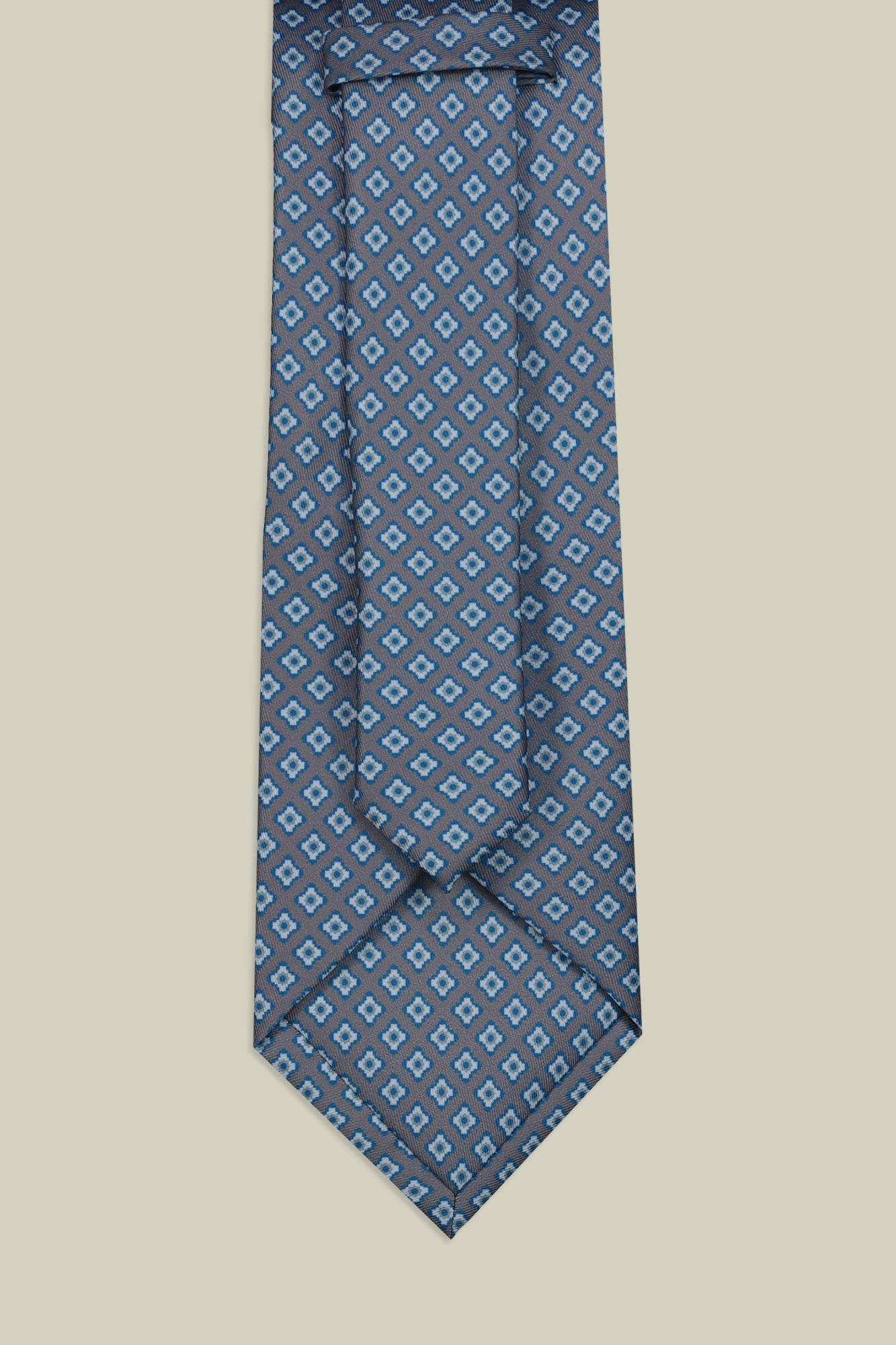 Men's tie with diamond print in Grey by Doppelganger, Italian Classic;Timeless;Elegant;Formal;Essential made from Composition: 100% Polyester
Mood: Business, Wedding, Party-Night
Season: Spring Summer 26
Tipo di tessuto: Geometric Pattern
Misure: 148x8x4cm
Gender: Men
Style: Classic, Timeless, Elegant, Formal, Essential
