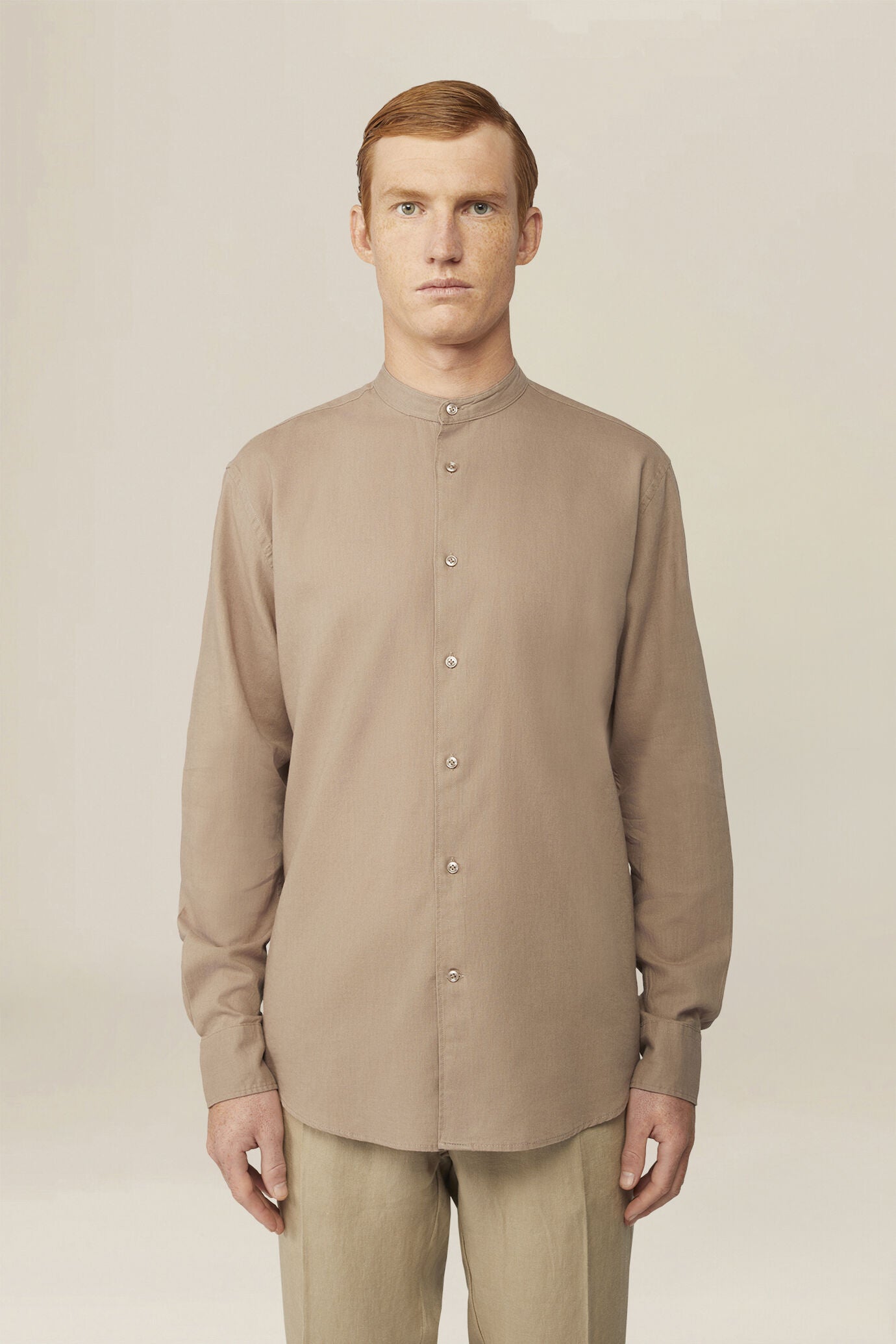 Casual men's shirt with mandarin collar and half button fastening, washed linen and cotton fabric