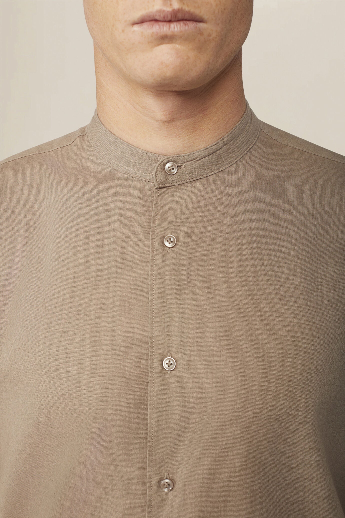 Casual men's shirt with mandarin collar and half button fastening, washed linen and cotton fabric