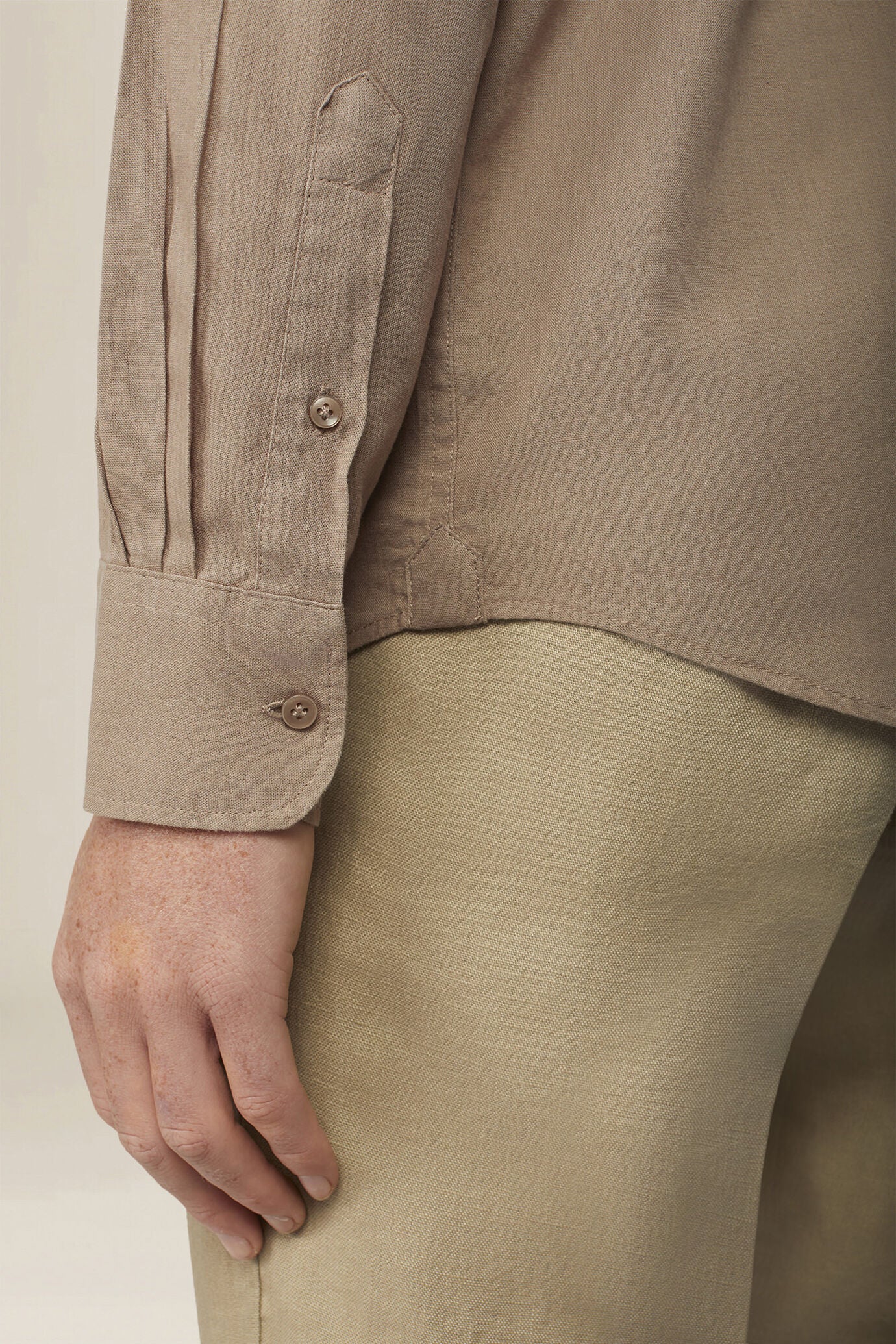 Casual men's shirt with mandarin collar and half button fastening, washed linen and cotton fabric