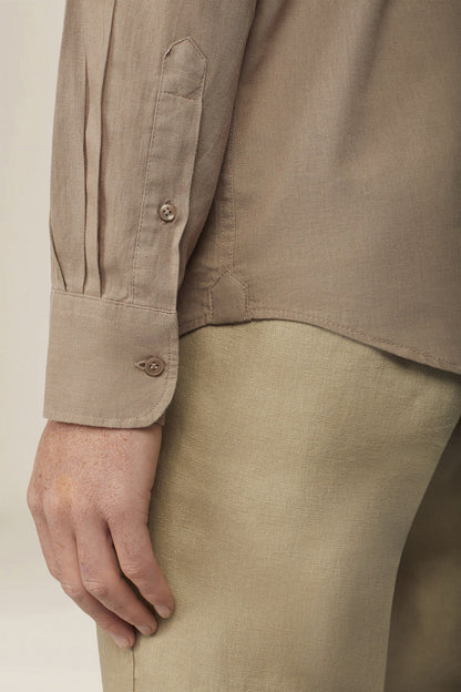 Casual men's shirt with mandarin collar and half button fastening, washed linen and cotton fabric