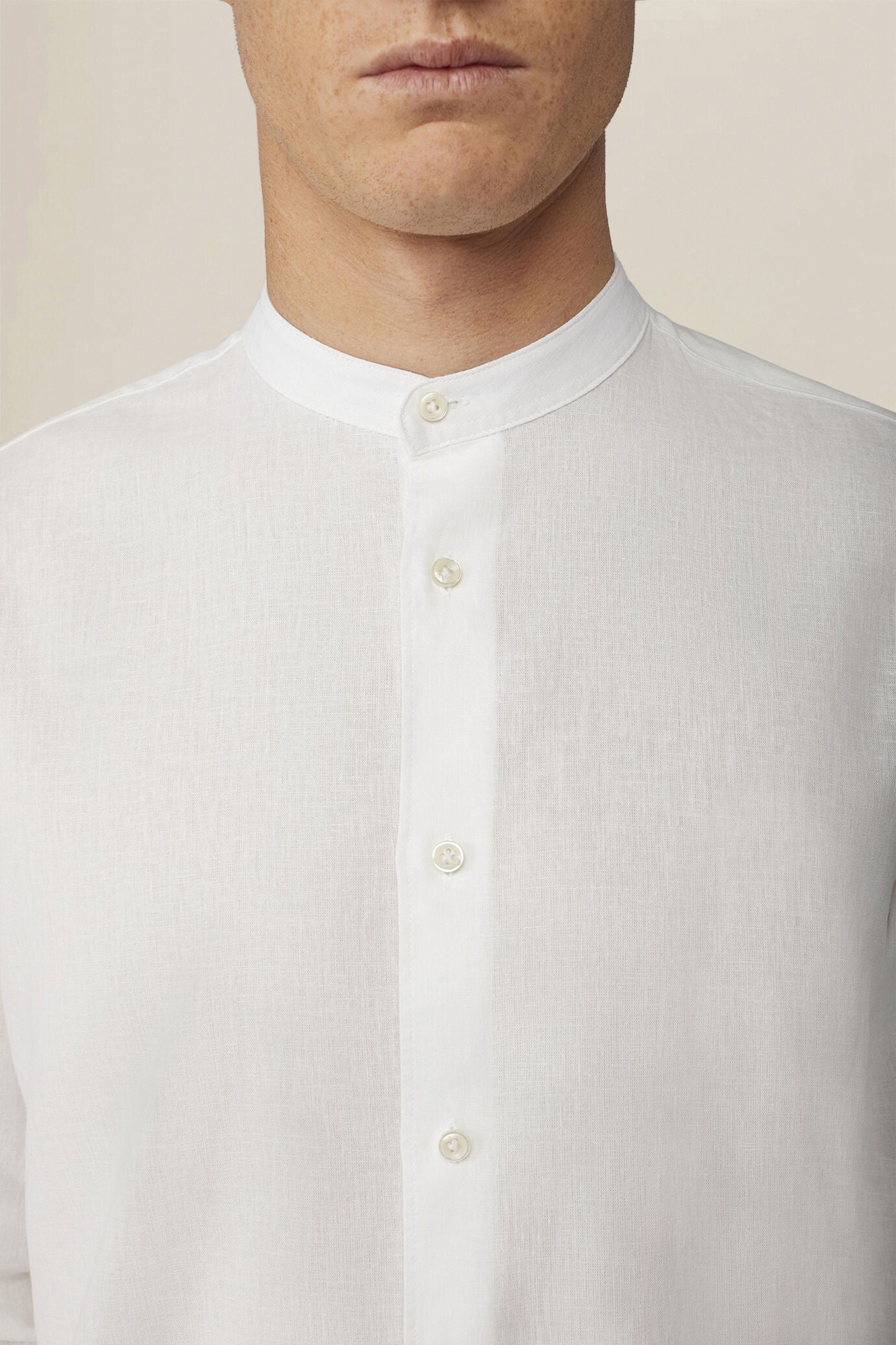 Casual men's shirt with mandarin collar and half button fastening, washed linen and cotton fabric
