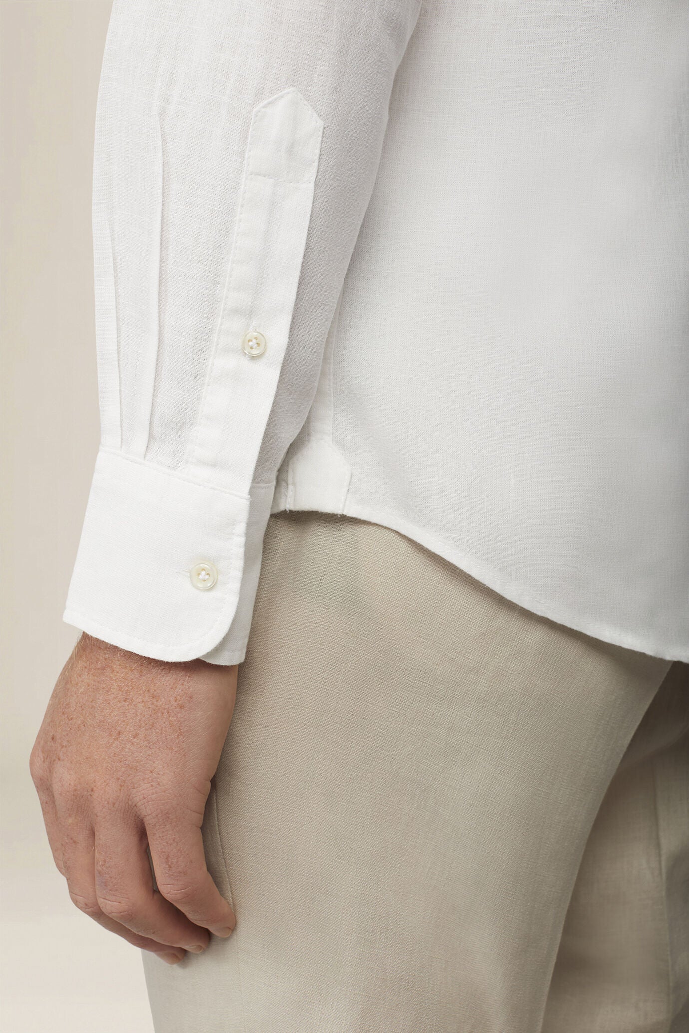 Casual men's shirt with mandarin collar and half button fastening, washed linen and cotton fabric