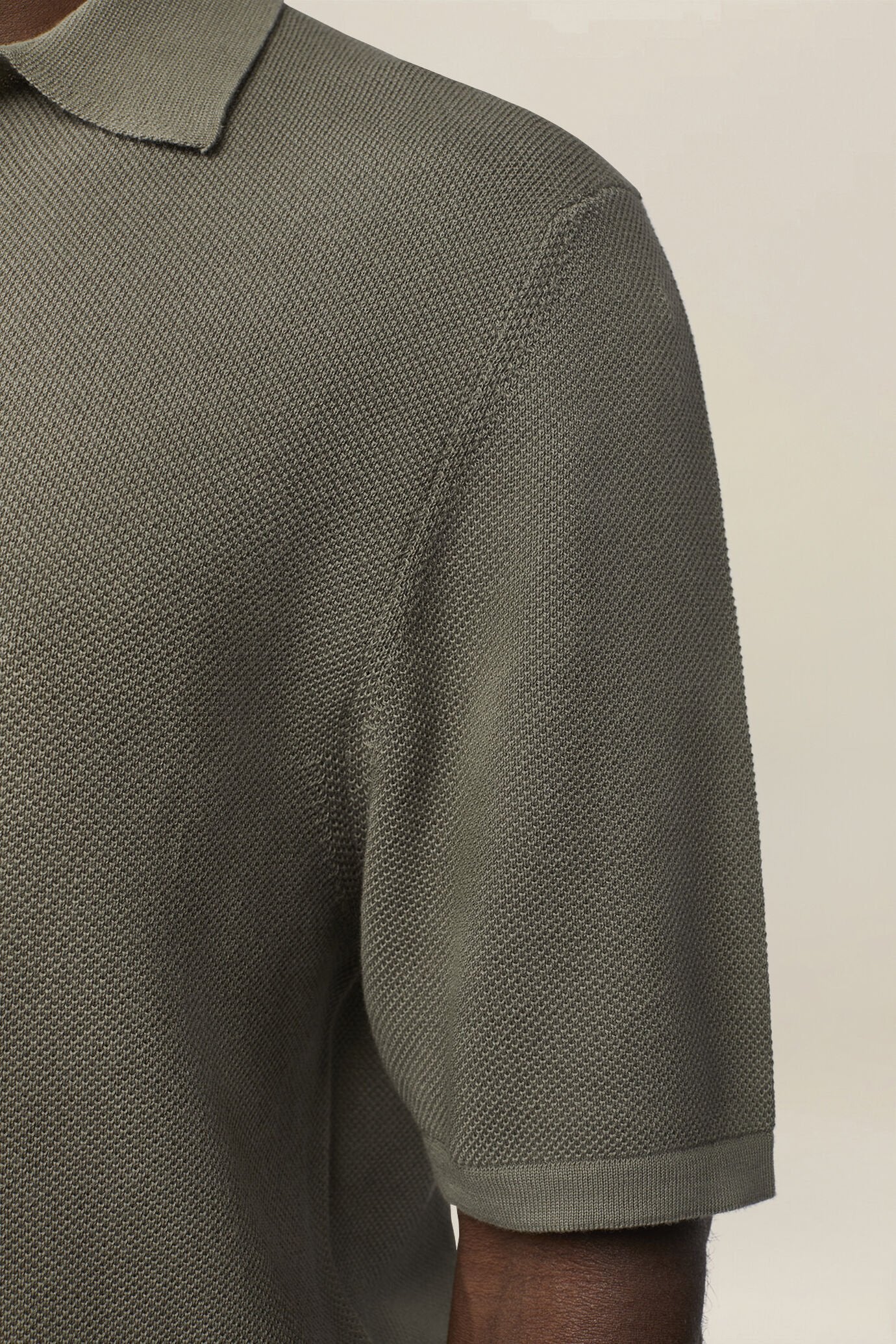 Men's polo shirt in 100% cotton honeycomb knit with Derby collar