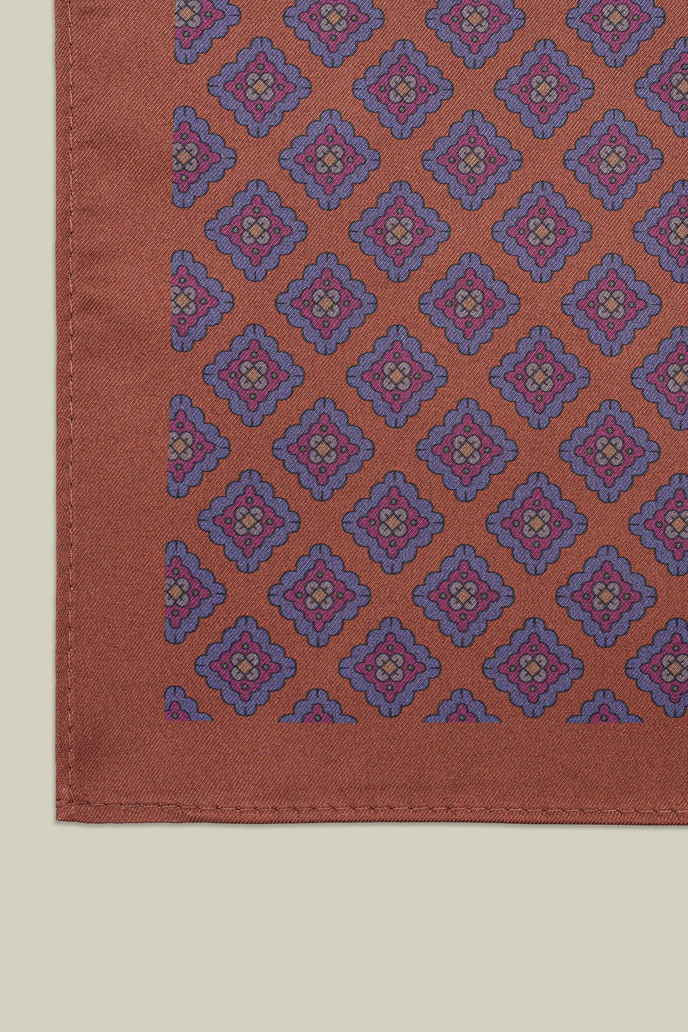 Men's pocket square with geometric pattern
