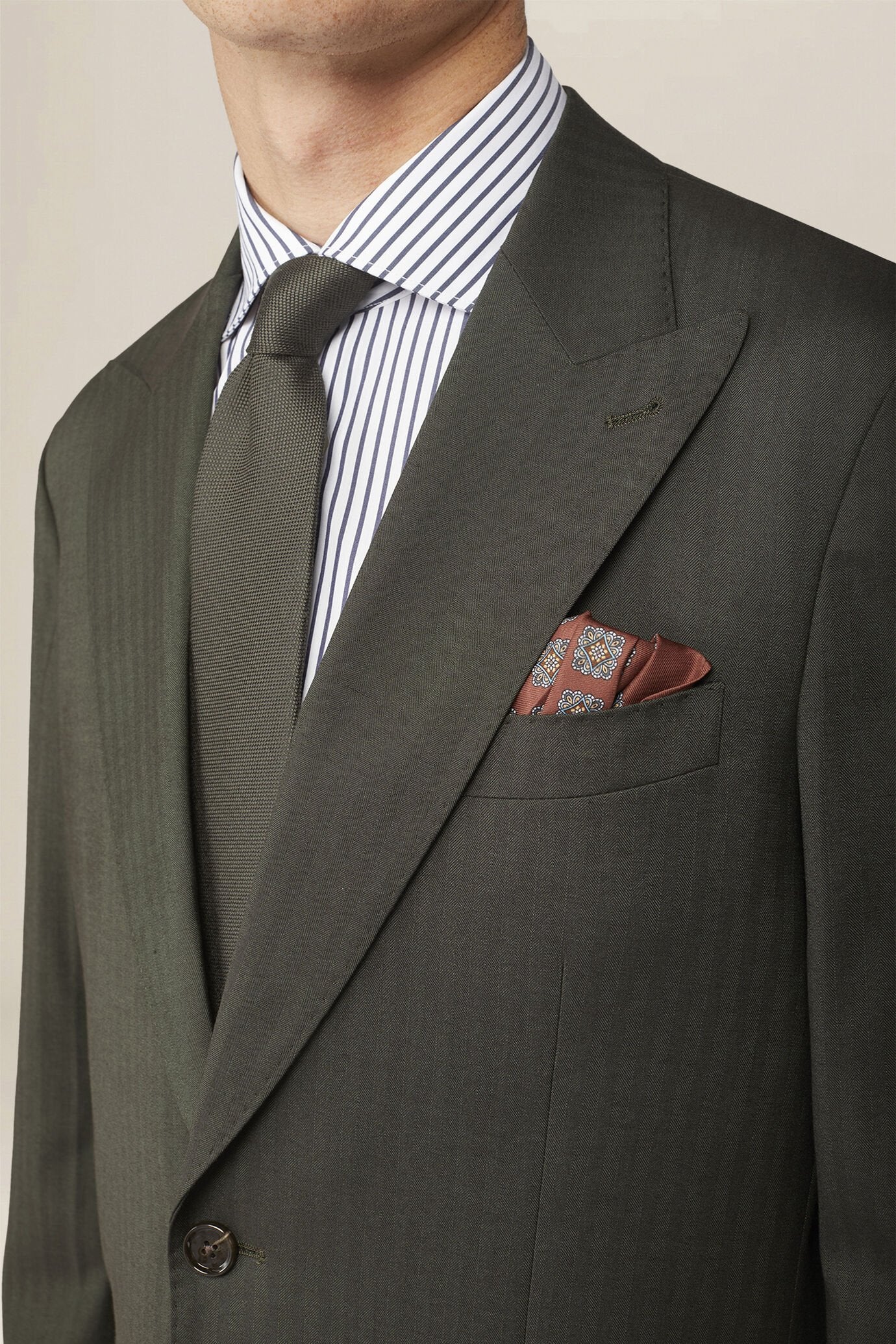 Men's pocket square with geometric pattern