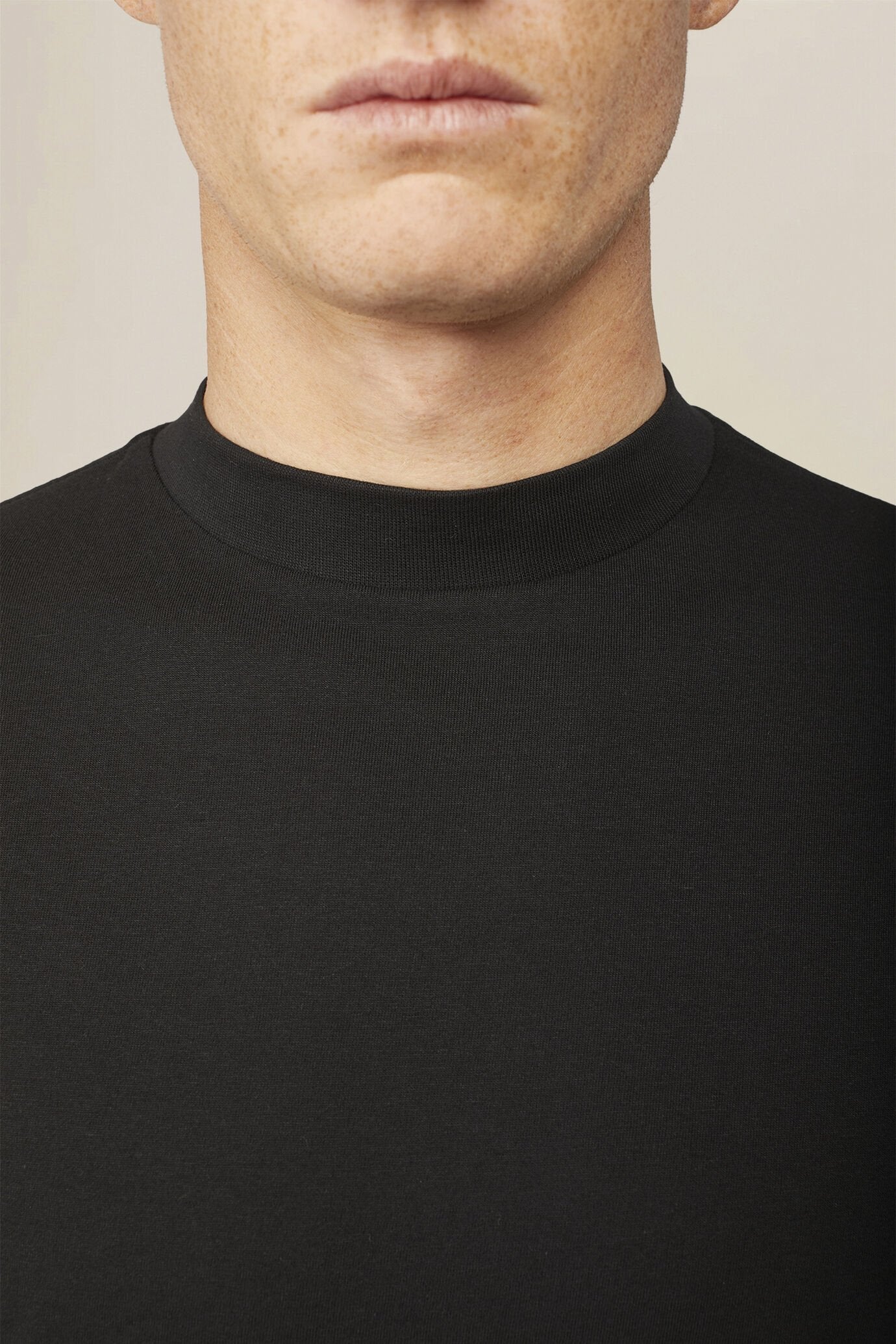 Men's T-shirt in 100% cotton jersey with slightly high neck